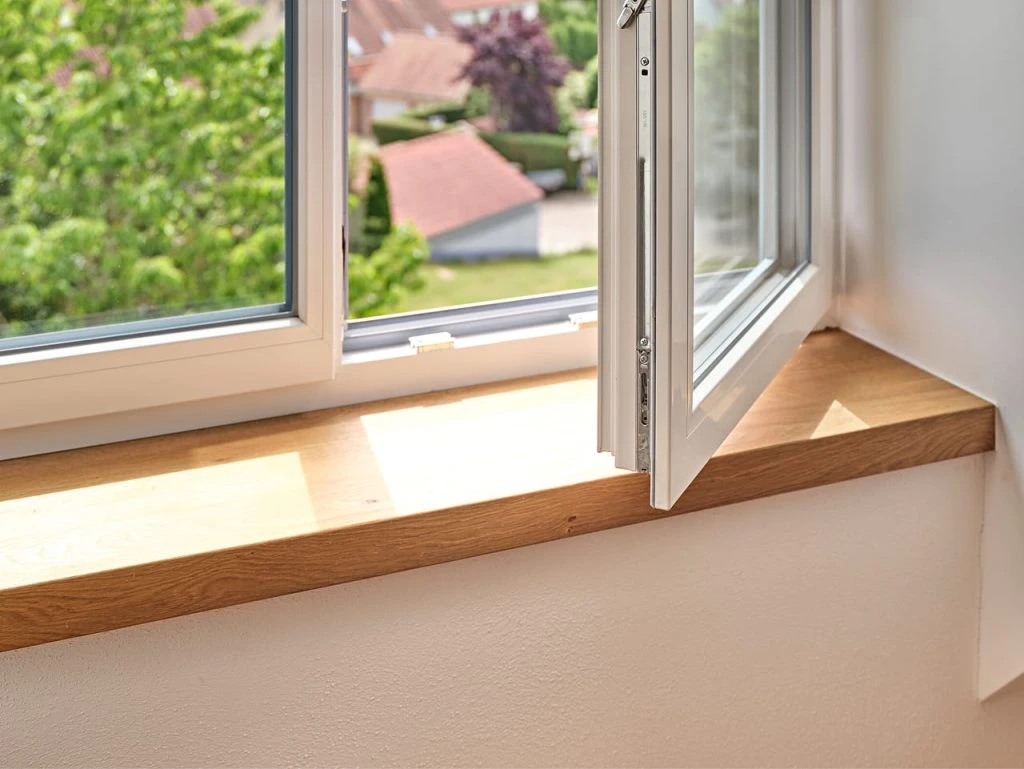 Heller Wohnbereich einer hochwertig ausgestatteten Neubauwohnung